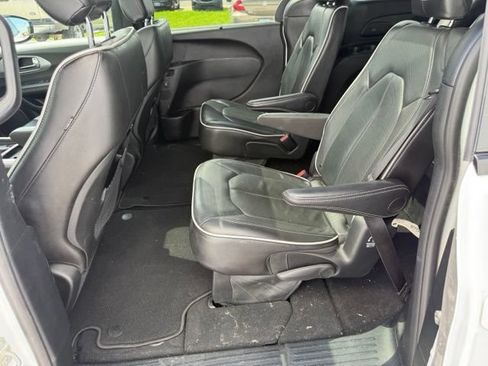 Used 2025 Chrysler Pacifica Limited FWD image 27