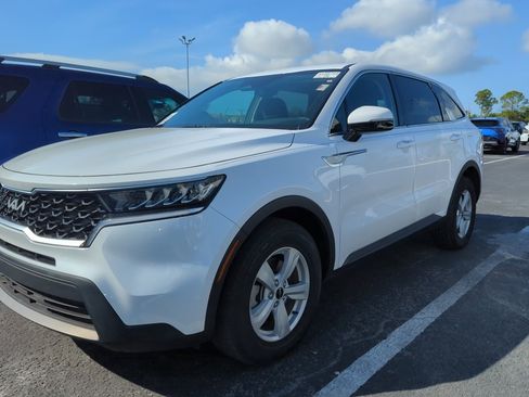 Used 2023 Kia Sorento LX image 3