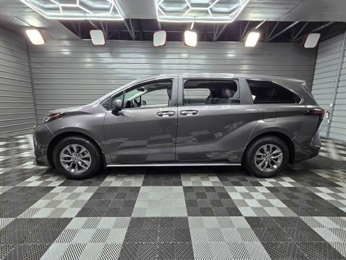 Used 2023 Toyota Sienna XLE FWD image 8