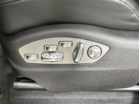 Used 2026 Porsche Macan Turbo AWD/4WD image 32