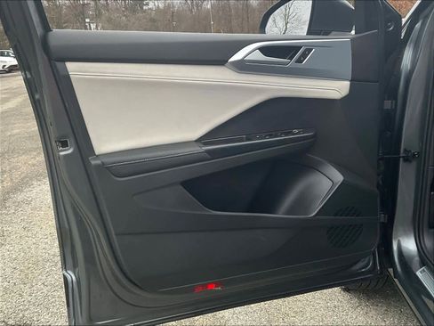 Used 2025 Volkswagen Taos SE w/ Panoramic Sunroof Package image 9