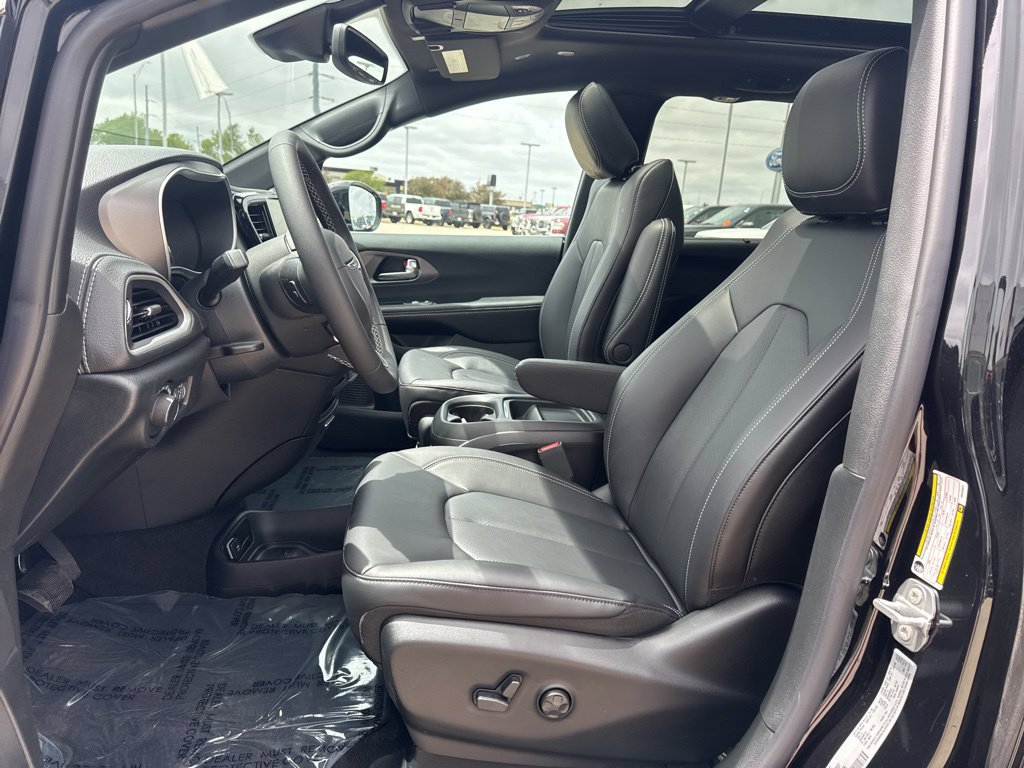 New 2027 Chrysler Pacifica Select w/ Family Tech Group AWD/4WD image 4