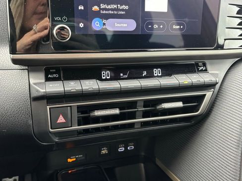 Used 2025 Toyota Camry SE image 11