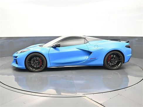 Used 2025 Chevrolet Corvette Z06 image 2