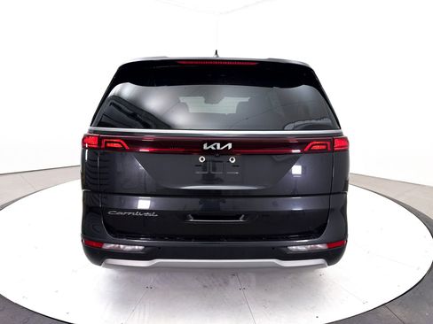 Used 2022 Kia Carnival LX FWD image 16
