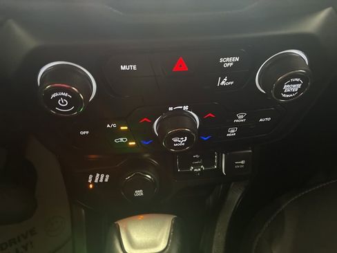 Used 2023 Jeep Renegade Latitude AWD/4WD image 31
