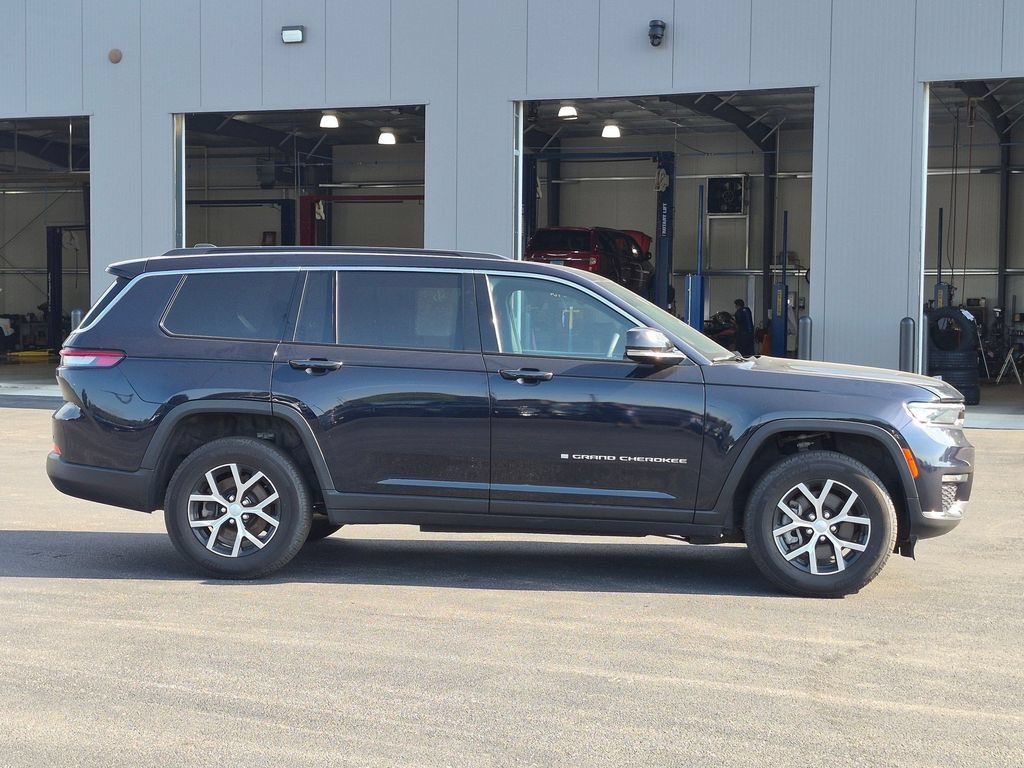 Used 2024 Jeep Grand Cherokee L Limited AWD/4WD image 8