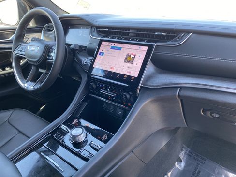 Used 2023 Jeep Grand Cherokee Overland image 12