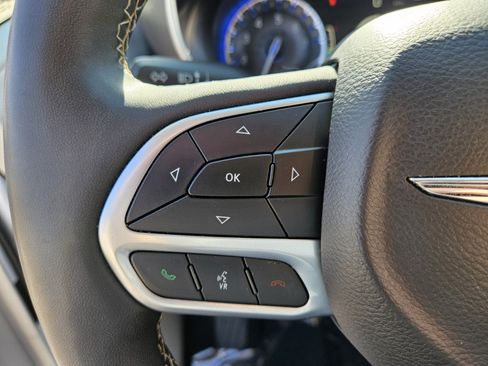 Used 2024 Chrysler Pacifica Touring-L image 25