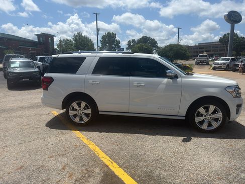Used 2024 Ford Expedition Platinum RWD image 4