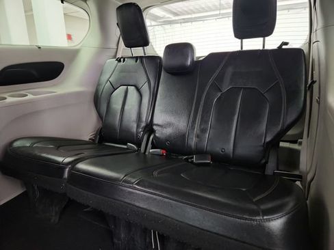 Used 2019 Chrysler Pacifica Touring-L FWD image 25