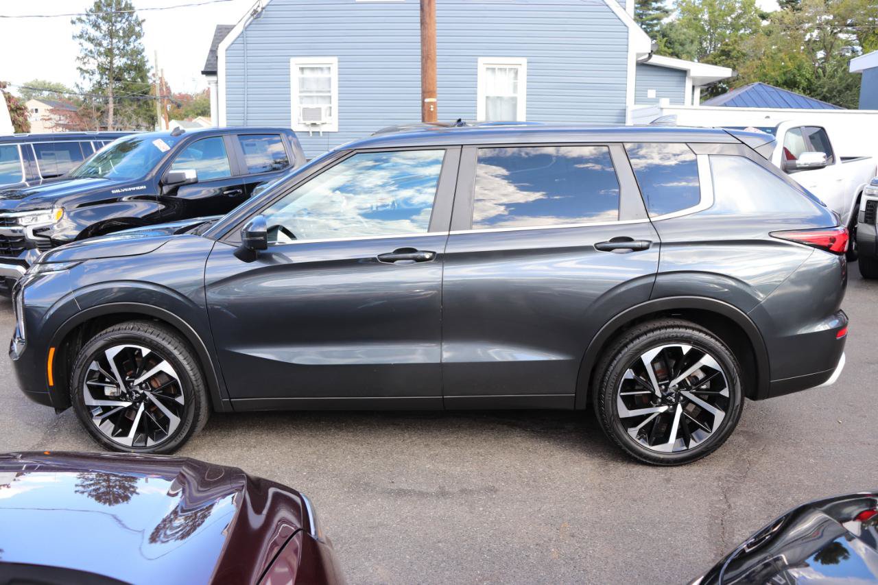 Used 2024 Mitsubishi Outlander AWD image 2