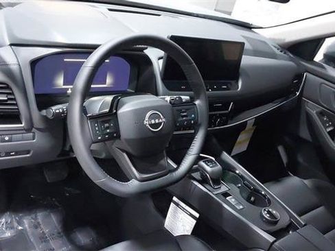 Used 2025 Nissan Rogue SL AWD/4WD image 19