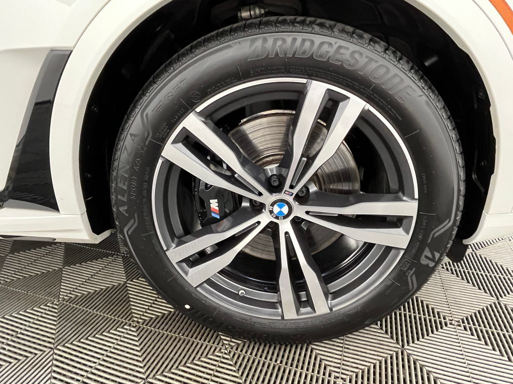 Used 2025 BMW X7 xDrive40i w/ M Sport Package AWD/4WD image 17