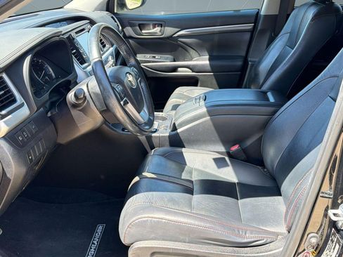 Used 2019 Toyota Highlander SE image 5