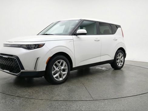 Used 2025 Kia Soul LX w/ LX Technology Package FWD image 3