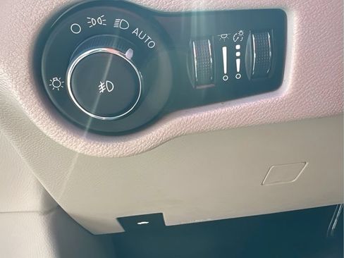 Used 2023 Chrysler Pacifica Touring-L FWD image 22