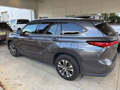 Used 2022 Toyota Highlander XLE image 2