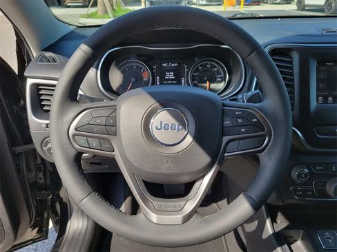Used 2020 Jeep Cherokee Latitude Plus image 24