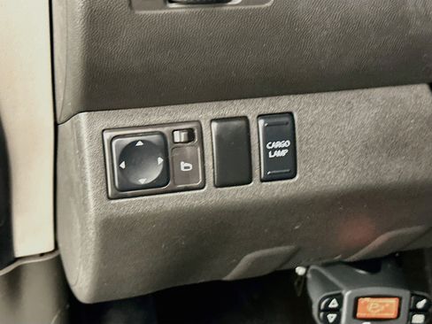 Used 2011 Nissan Frontier SV w/ SV Premium Utility Pkg AWD/4WD image 17