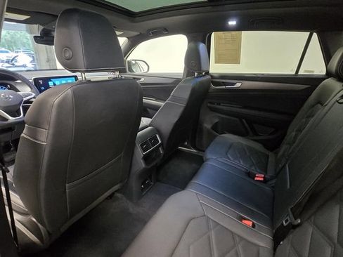 Used 2025 Volkswagen Atlas Cross Sport SE AWD/4WD image 28