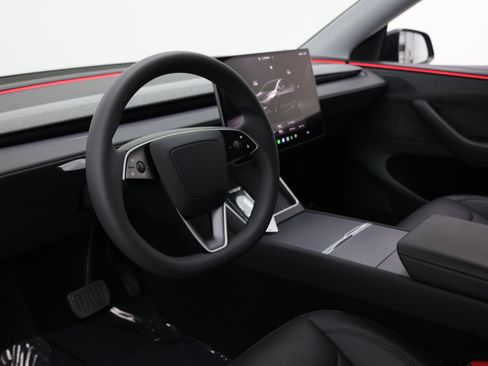 Used 2026 Tesla Model Y AWD image 11