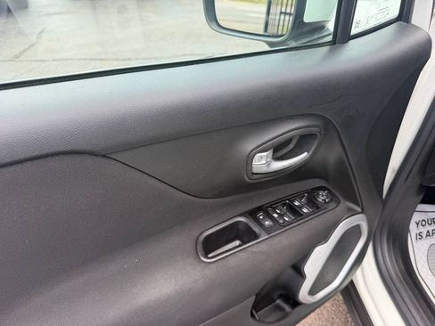 Used 2021 Jeep Renegade Latitude FWD image 9