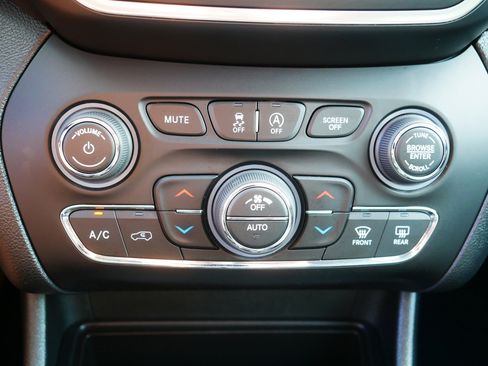Used 2022 Jeep Cherokee Latitude Lux w/ Mopar Interior Package AWD/4WD image 23