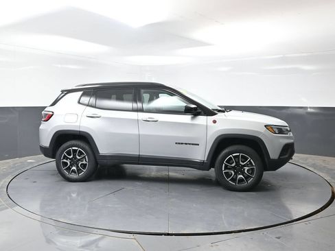 Used 2025 Jeep Compass Trailhawk AWD/4WD image 4
