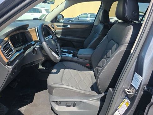 Used 2025 Volkswagen Atlas SE AWD/4WD image 18