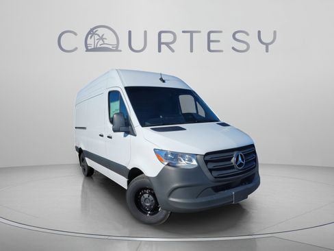 Used 2025 Mercedes-Benz Sprinter 2500 image 8
