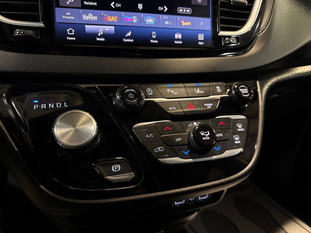 Used 2025 Chrysler Pacifica Select FWD image 21