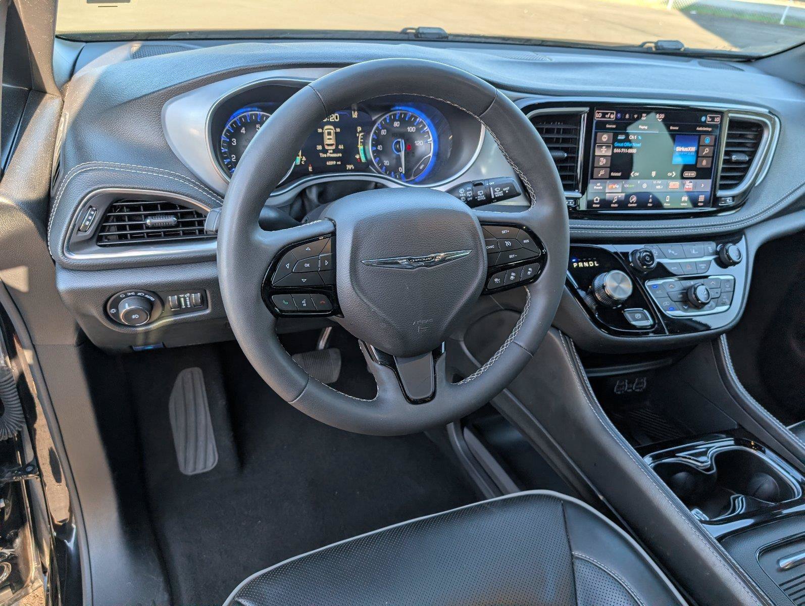 Used 2025 Chrysler Pacifica Limited FWD image 4