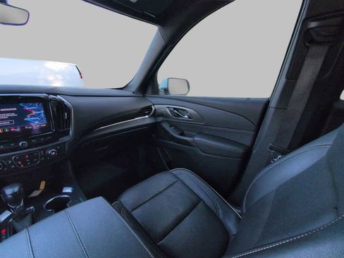 Used 2022 Chevrolet Traverse Premier image 3
