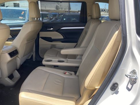 Used 2019 Toyota Highlander XLE w/ Carpet Mat Package (TMS) FWD image 13