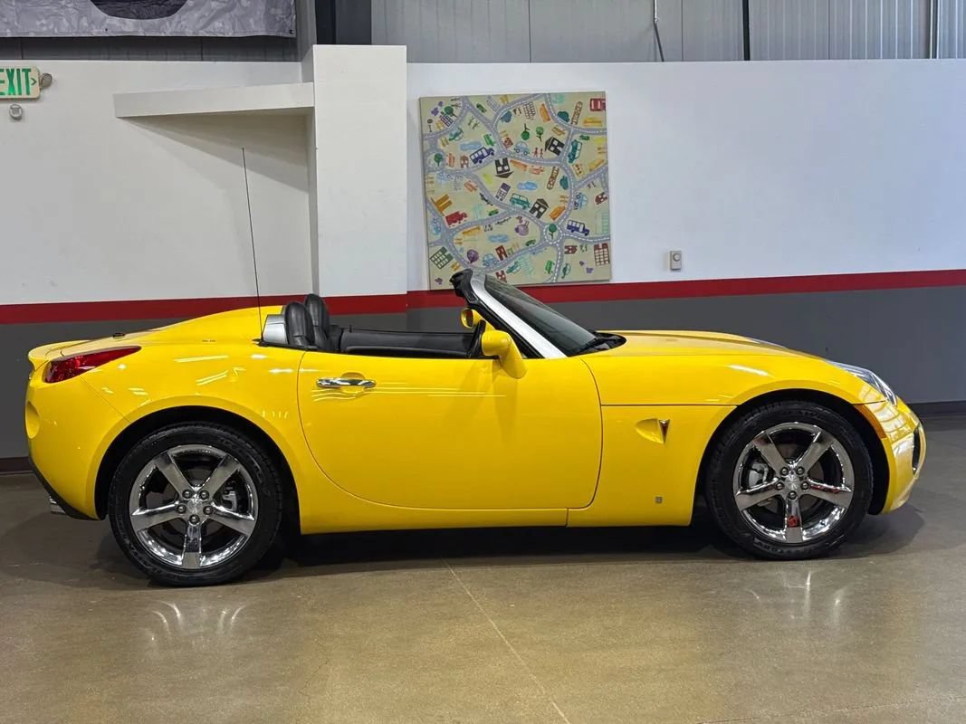 Used 2007 Pontiac Solstice GXP w/ Premium Package RWD image 3