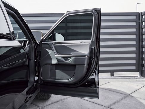 Used 2025 Rivian R1S Adventure image 27