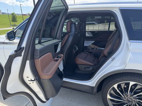Used 2025 Lincoln Aviator Reserve w/ Equipment Group 201A AWD/4WD image 6