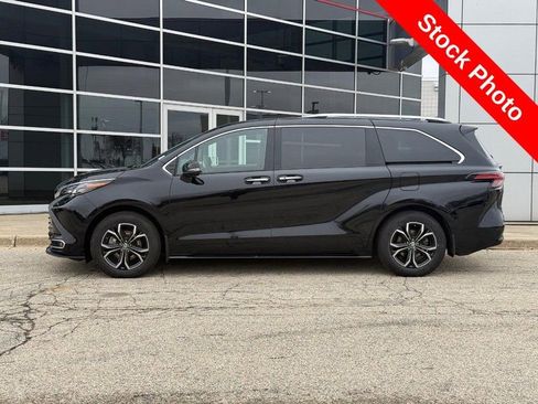 Used 2025 Toyota Sienna Platinum image 6