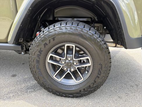 Used 2025 Jeep Gladiator Mojave AWD/4WD image 19