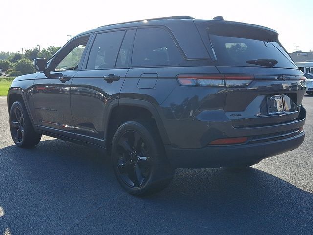 Used 2022 Jeep Grand Cherokee Altitude AWD/4WD image 7