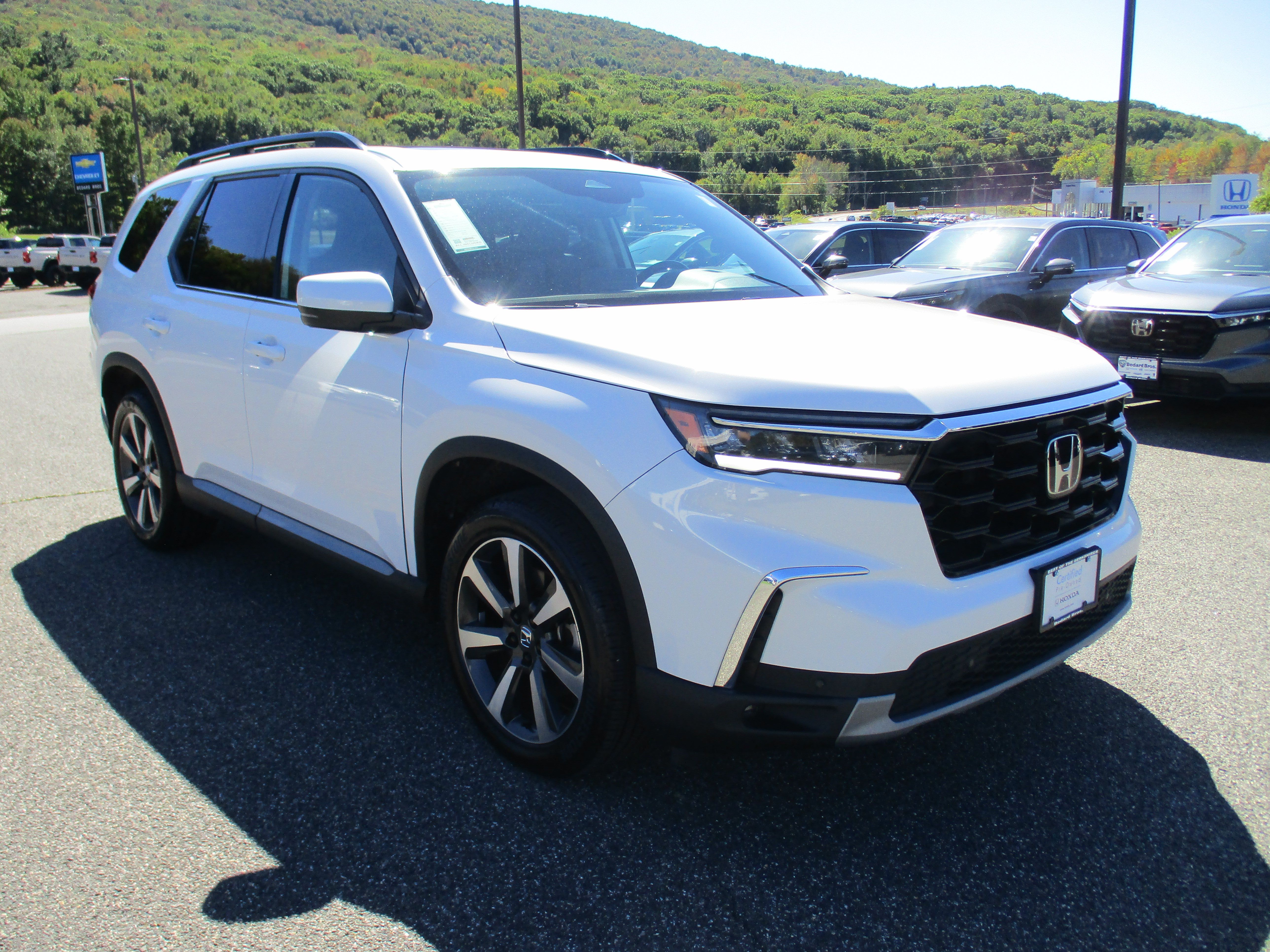 Certified 2025 Honda Pilot Touring image 3