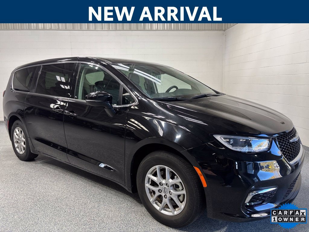 Used 2024 Chrysler Pacifica Touring-L FWD image 1