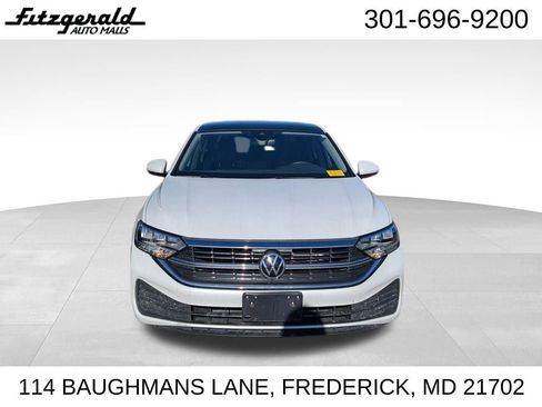 Used 2022 Volkswagen Jetta SE image 2