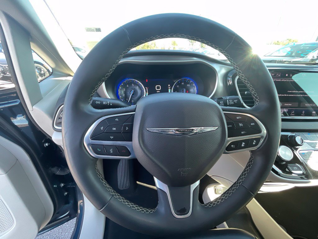 Used 2023 Chrysler Pacifica Touring-L FWD image 12