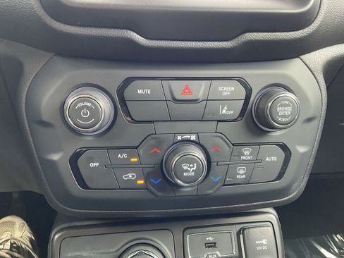 Used 2023 Jeep Renegade Latitude AWD/4WD image 21