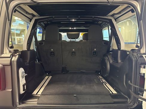 Used 2022 Jeep Wrangler Unlimited Rubicon w/ Xtreme Recon 35" Tire Package image 28