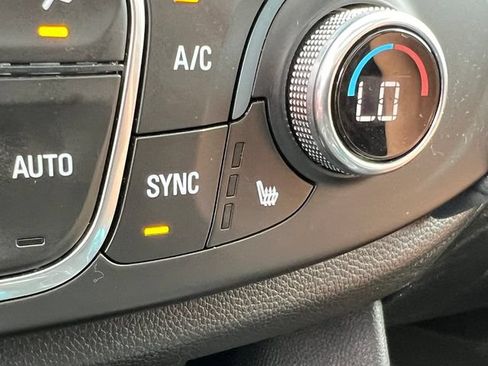 Used 2020 Chevrolet Traverse LT w/ LT Premium Package AWD/4WD image 7