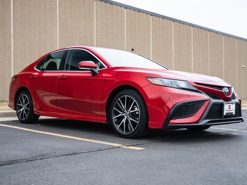 Used 2023 Toyota Camry SE image 2