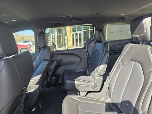 New 2026 Chrysler Pacifica Select image 8
